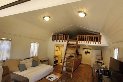 Image de Charming 2-bedroom tiny house is a welcoming  space for up to 4 guests and pups
