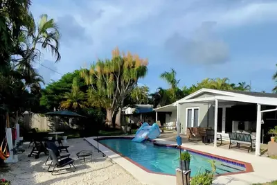 Image de Heated Pool House with Wi-Fi parking available Bbq Grill