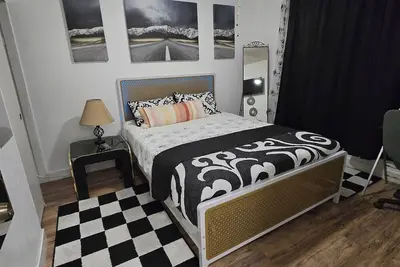 Image de room in a house with WiFi, Ac, Microwave, Refrigerator, Tv, private entrance.