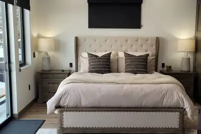 Image de Two bedroom Luxury private suite, with your own hot tub.