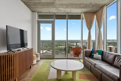 Image de Luxury Lake View Corner Condo