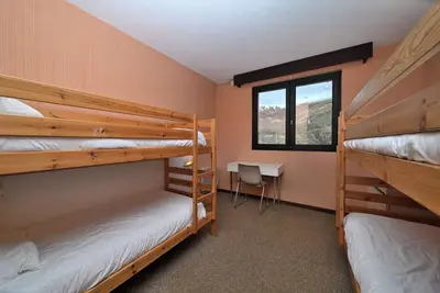 Image de Chambre d'hôtes 'La Moraine N°2 - Chambre 4 Pers' avec vue sur montagne, terrasse et jardin