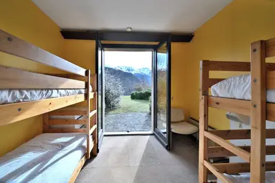 Image de Chambre d'hôtes 'La Moraine N°3 - Chambre 4 Pers' avec vue sur montagne, terrasse et jardin