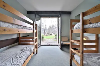 Image de Chambre d'hôtes 'La Moraine N°5 - Chambre 4 Pers' avec vue sur montagne, terrasse et jardin