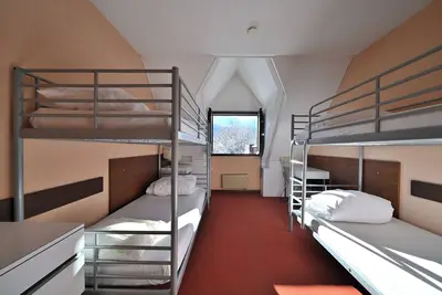 Image de Chambre d'hôtes 'La Moraine N°9 - Chambre 4 Pers' avec vue sur montagne, terrasse et jardin privé