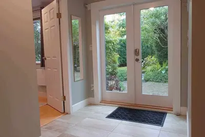 Image de Aura Garden: Cozy Retreat 5 minutes from the heart of lower Gibsons and trails.