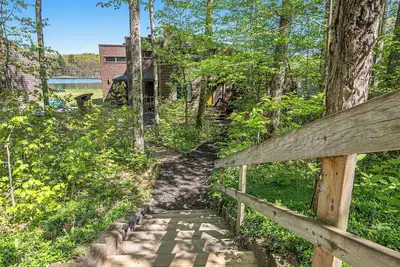 Image de Charming 3-bedroom Lakefront Home - Tons of Amenities like Firepits and WiFi