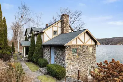 Image de Keuka Tudor: English manor home on Keuka Lake, private lakefront