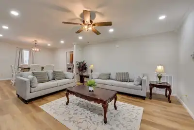 Image de Walking Distance to Casino: Home in Westlake!