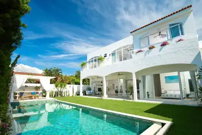 Image de 4-bedroom Pool villa in Nai Harn Beach Rawai with Stunning private garden