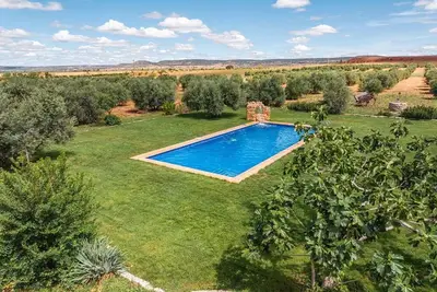 Maison de garde avec spa et piscine partagée