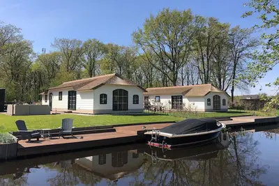 Image de Chalet en Friesland avec ponton privé
