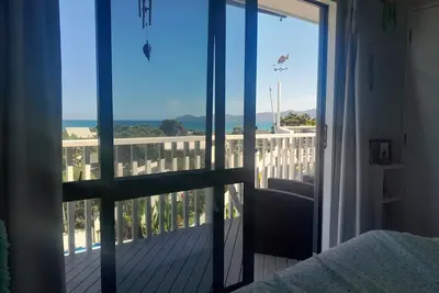 Image de Large beach house with beautiful views access into Qe2 park and to the beach.