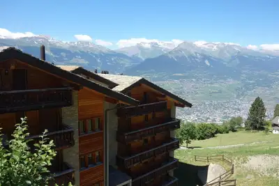 Image de Appartement au sommet d'une colline avec vue