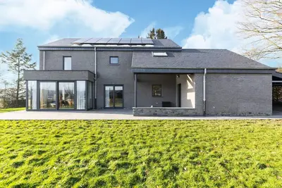 Image de Maison familiale de luxe avec jardin