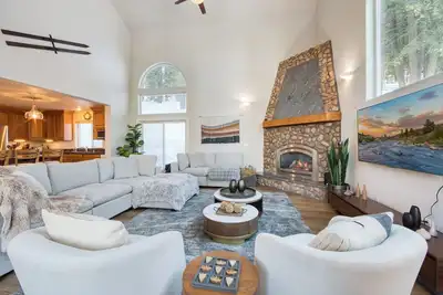 Image de Soltice Ridge at Tahoe Donner by Tahoe Getaways - 4 Br Monthly Lease w/ Hot Tub