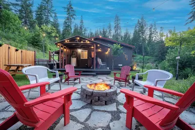 Image de Hilltop Cabin • Firepit • Family-Friendly