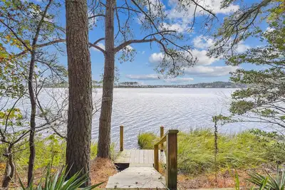 Image de Activities included up to $300 Free Per Week! ! 4 Night Mini Stays All Season! Lovely and family friendly this Water Front multi-level end unit townhome is located in the quiet resort/golf community of Salt Pond less than 1 mile from the gorgeous Del