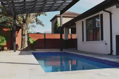 Pool House with Tesla connection near by hospitals