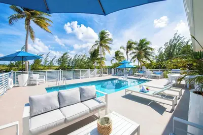 Image de Caribe Sun: Waterside Villa w/Private Pool, Short Walk to the Rum Point Club & Kaibo!