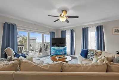 Image de Sunset Dream - 2 bedroom Gulf front condo with pool elevator and across from bea