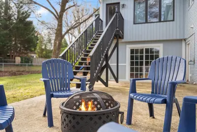 Image de Most Sought-After Area! 4-Br w/ Gym & Fire Pit!