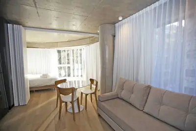 Image de \"Your Temporary Home in the City: Comfortable and Central Apartment\"