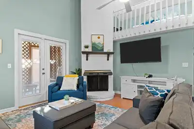 Image de 10 mins from Ecu / Peaceful / Skylight Loft