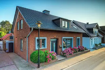 Image de Cozy vacation apartment / 2 minutes from the beach / With balcony, garden & terrace