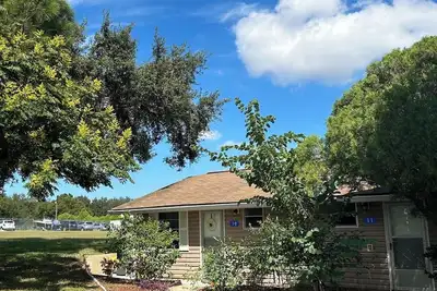Image de Cosy vacation cottage within walking distance of beautiful Lake Louisa