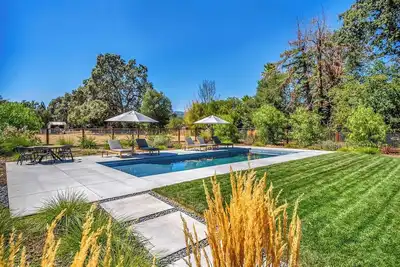Image de New Listing! Designer Sonoma Farmhouse with Pool 31+ night stay