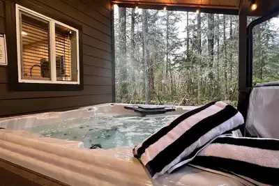 Image de New! Cozy Cabin w/Smokeless Firepit, Ev & Spa!