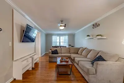 Image de 3-bedroom house in Etown with fenced in backyard