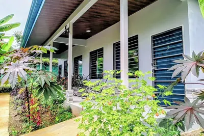Image de Duplex Sleeps 6 w\/ WiFi and Ac--5 Mins Drive to Dominical Beach-30 Mins to Uvita