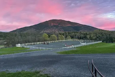 Image de Enchanting farmhouse with a picture perfect view of Mt. Ascutney