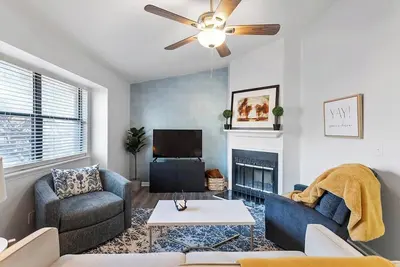 Image de Charming Private Oasis - close to airport, mall, and downtown.