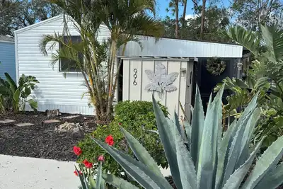 Image de Charming 1 Bed 1 Bath Cottage in wonderful Sun Outdoors Sarasota that sleeps 6.