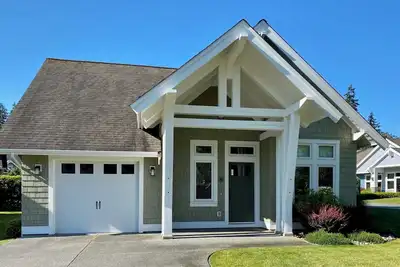 Image de Spacious 3 Bedroom + Den Home in Quiet Qualicum Landing, Steps from the Beach!