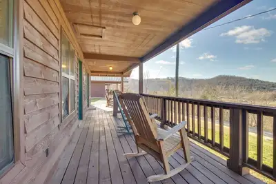 Image de Walk to White River: Mountain View Family Cabin!