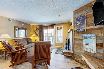 Image de Cozy Mountain Condo with Ski-In/Ski-Out Access, and Electric Fireplace