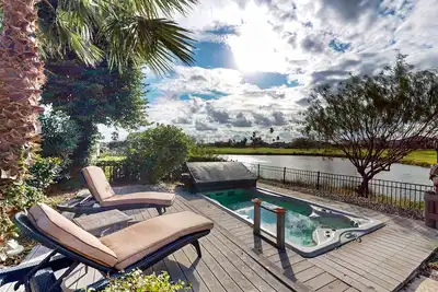 Image de Cozy home on golf course with hot tub spa - minutes to beach