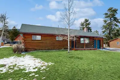 Image de Conveniently located home with fully stocked kitchen, fast wifi & W/D