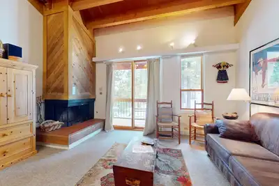 Image de Cozy condo with fireplace, nearby skiing, WiFi and balcony with views