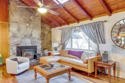 Image de Woodsy Cabin on Strawberry Creek - Steps to Town!