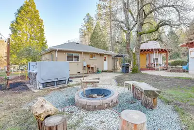 Image de 4 Mi to Dtwn Grass Valley: Forest Oasis w/ Hot Tub