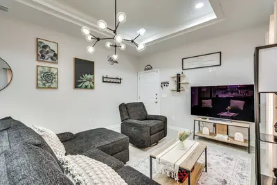 Image de 4 Mi to Dtwn: Modern Apartment in Edinburg!
