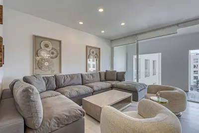Spacious luxury apartment with ocean views, pool and steps to Playa El Médano