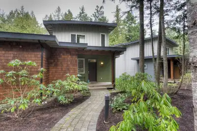 Image de West Coast Style 3-Bedroom Cottage in Parksville, steps from Rathtrevor Beach!