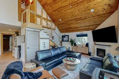 Image de Beautiful home with pellet stove, deck, pool table, and nearby amenities