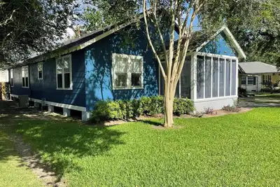 Image de Eclectic 3-bedroom home in exciting MidCity filled with local art!